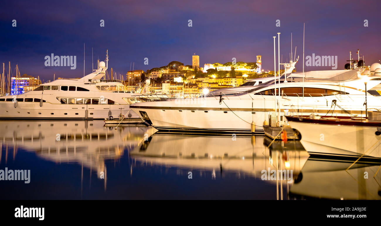 Cannes. La città vecchia di Cannes sulla Costa Azzurra yachting harbour vista serale, Alpes-Maritimes dipartimento di Francia Foto Stock