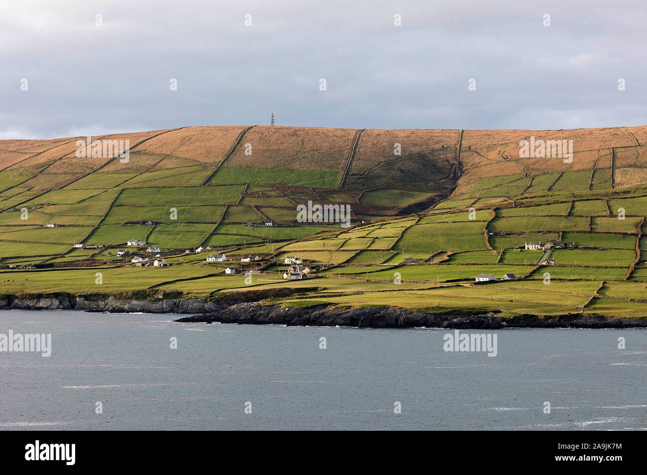 L'Irlanda, nella contea di Kerry, Ring of Kerry, Portmagee, elevati il paesaggio costiero Foto Stock