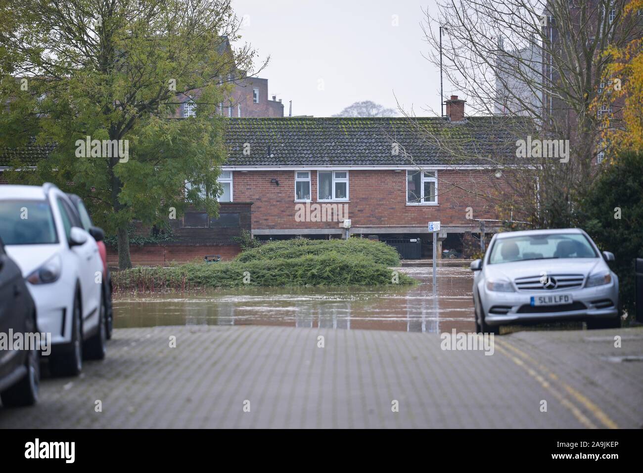 Tewkesbury, Gloucestershire Regno Unito. 16 novembre 2019. Il centro di Tewkesbury è stato colpito da gravi inondazioni, mentre il fiume Avon ha scoppiato le sue sponde. I livelli del fiume continuano a salire e si prevede che raggiungano un picco di oltre 12 metri sopra i normali livelli del fiume nel tardo pomeriggio del sabato. Foto scattata il 16/11/2019. Credito: Interrompi stampa Media/Alamy Live News Foto Stock