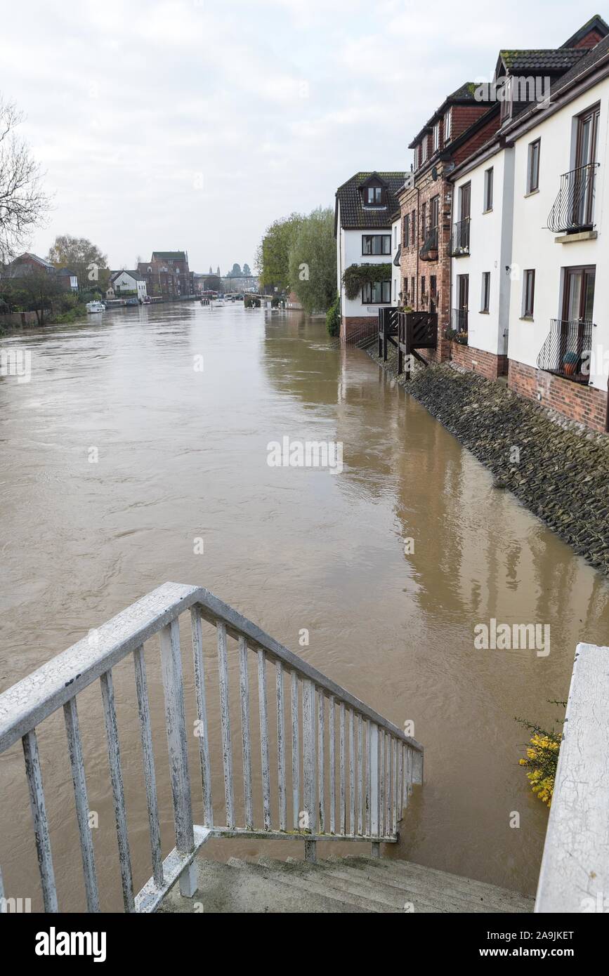 Tewkesbury, Gloucestershire Regno Unito. 16 novembre 2019. Il centro di Tewkesbury è stato colpito da gravi inondazioni, mentre il fiume Avon ha scoppiato le sue sponde. I livelli del fiume continuano a salire e si prevede che raggiungano un picco di oltre 12 metri sopra i normali livelli del fiume nel tardo pomeriggio del sabato. Foto scattata il 16/11/2019. Credito: Interrompi stampa Media/Alamy Live News Foto Stock