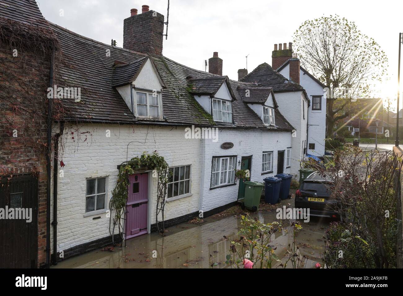 Tewkesbury, Gloucestershire Regno Unito. 16 novembre 2019. Il centro di Tewkesbury è stato colpito da gravi inondazioni, mentre il fiume Avon ha scoppiato le sue sponde. I livelli del fiume continuano a salire e si prevede che raggiungano un picco di oltre 12 metri sopra i normali livelli del fiume nel tardo pomeriggio del sabato. Foto scattata il 16/11/2019. Credito: Interrompi stampa Media/Alamy Live News Foto Stock