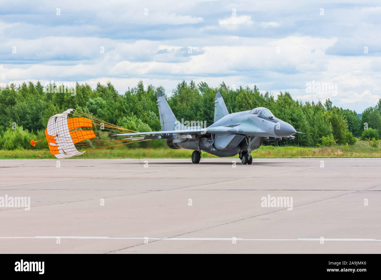 Fighter combat aereo è atterrato con un paracadute rilasciata in corrispondenza di una base militare Foto Stock