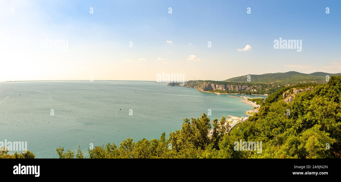 Vista alla Baia con località turistica nel Golfo di Trieste città vicino a Sistiana, Italia, Europa. Destinazione di viaggio Foto Stock