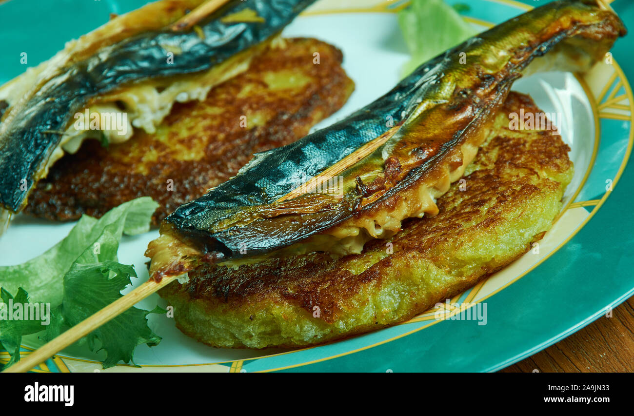 Boxty con sgombri , in padella i filetti di sgombro e frittelle di patate. Foto Stock