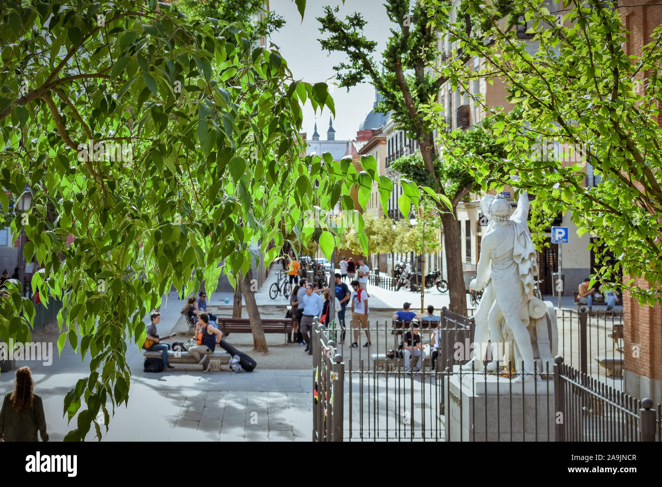 MADRID, Spagna - 14 Maggio 2017: numerosi giovani e turisti si riuniscono di frequente nella storica Plaza del Dos de Mayo. Questa piazza è il neura Foto Stock