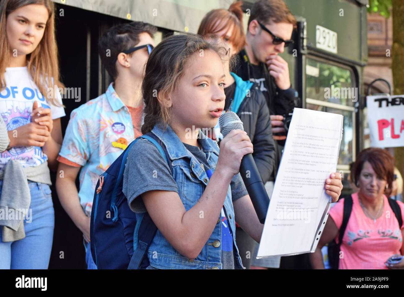 Sciopero della gioventù per il clima di protesta, St Peters Square Manchester. Dieci anni di scuola Oldham ragazza Lillia parla alla folla con manifestanti in background Foto Stock