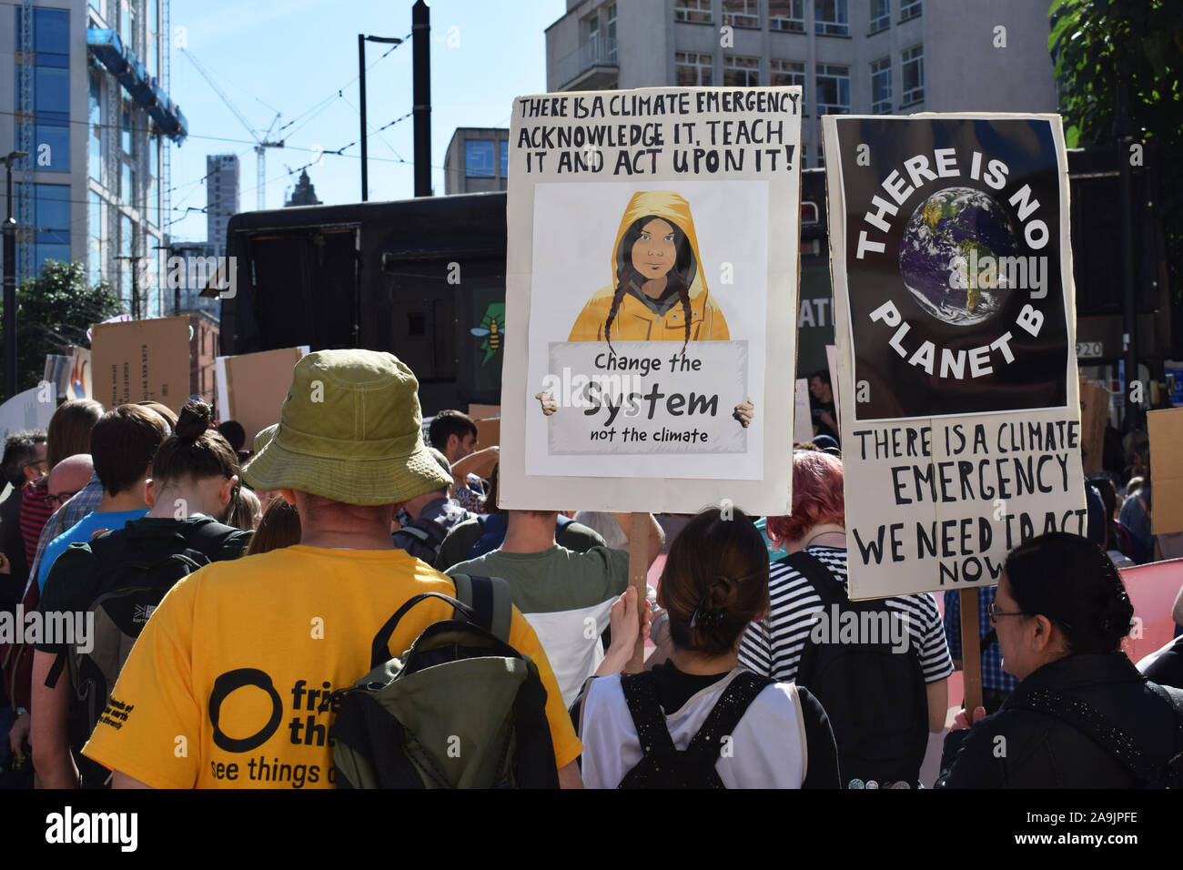 Sciopero della gioventù per il clima di protesta, Piazza San Pietro Manchester. I dimostranti si riuniscono di fronte dello stadio con cartelli compreso le foto di Greta Thunberg Foto Stock