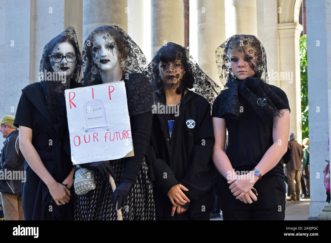 Sciopero della gioventù per il clima di protesta, Piazza San Pietro Manchester. Quattro studenti di lutto vestita di nero tenere una targhetta RIP il nostro futuro. Foto Stock