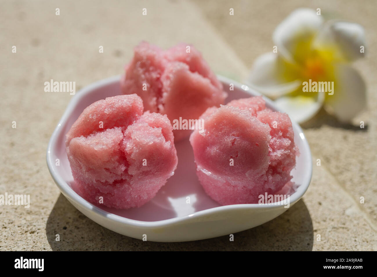 Indonesiano al vapore tradizionale pan di spagna chiamato kue apem in stile balinese o kue kukus o kue mangkok in indonesiano. Bali, Indonesia. Foto Stock