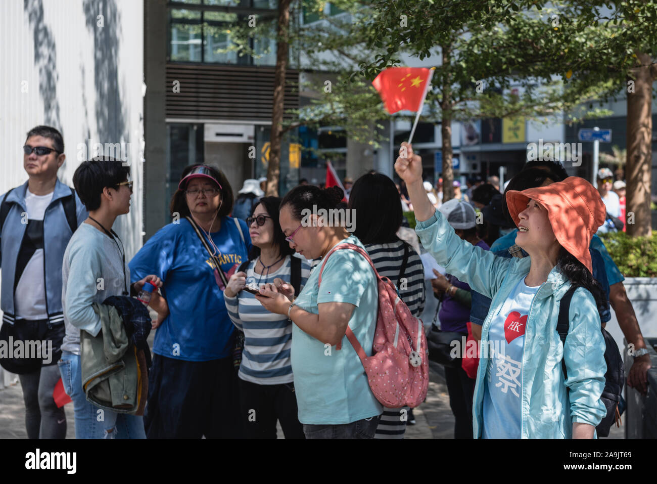 Hong Kong, Cina. 16 nov 2019.un pro-polizia onde sostenitore di un flag di cinesi al di fuori del governo di Hong Kong ha uffici durante la protesta.oltre un centinaio di pro-polizia manifestanti radunati fuori gli uffici del governo a sostegno della polizia di Hong Kong ha vigore. I sostenitori delle forme d'onda di bandiere e cartelli mentre il canto dei vari slogan a sostegno delle forze di polizia, che sono venuti sotto intenso scrutinio e critiche su di loro manipolazione delle proteste in corso. Credito: SOPA Immagini limitata/Alamy Live News Foto Stock