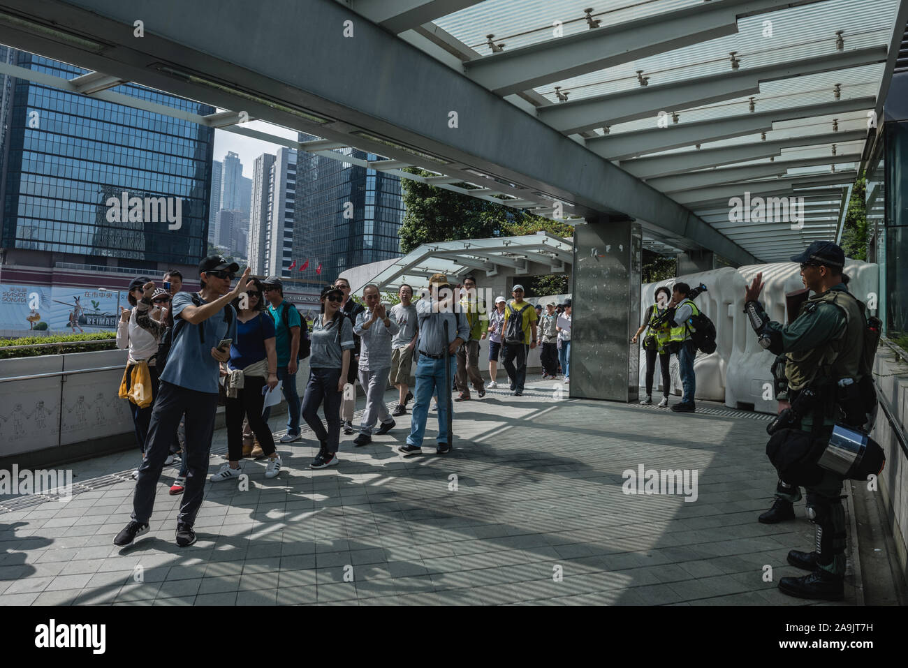 Hong Kong, Cina. 16 nov 2019.Polizia onda sostenitori e allegria a poliziotti come essi a piedi da durante la protesta.oltre un centinaio di pro-polizia manifestanti radunati fuori gli uffici del governo a sostegno della polizia di Hong Kong ha vigore. I sostenitori delle forme d'onda di bandiere e cartelli mentre il canto dei vari slogan a sostegno delle forze di polizia, che sono venuti sotto intenso scrutinio e critiche su di loro manipolazione delle proteste in corso. Mentre le forze di polizia sono stati accusati di cattiva condotta più volte negli ultimi mesi, ci rimane ancora un forte contingente della polizia-sostenitori all interno della città. Credito: SOPA immagine Foto Stock