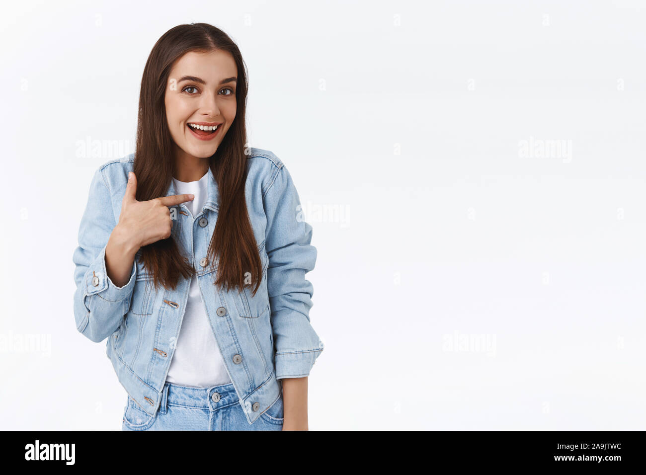 Chi me. Carino flirty bruna giovane donna stessa di puntamento e sorridente, risatina civettuolo essendo prelevati, che chiedono di partecipare è stato scelto o promosso, Foto Stock