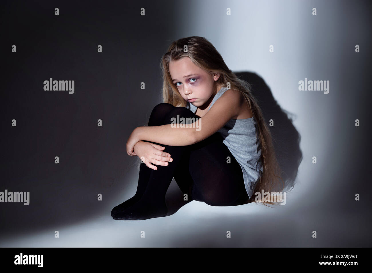 Triste E Spaventato Bambina Con Sanguinari Ammaccati Occhi Seduta Spaventata Concetto Di Bambino Violenza Abuso Domestico Triste E Depresso Di Essere Vittima Dei Genitori E La Loro Agression I Diritti Dei Bambini