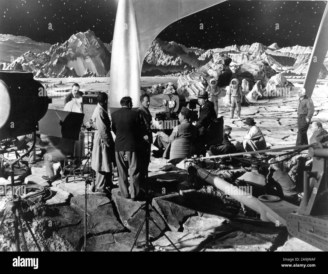 Il cast e la troupe di film sul set candide introito su moonscape imposta Destinazione Luna 1950 direttore IRVING PICHEL produttore GEORGE PAL progettazione produzione Ernst Fegte George Pal Productions / Eagle - Lion Films Foto Stock