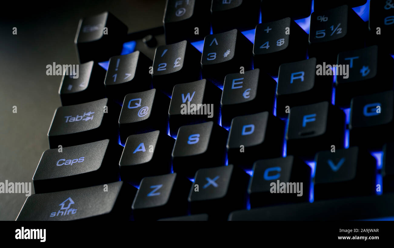 Immagine ravvicinata di una tastiera Gaming blu con le luci a LED Foto Stock