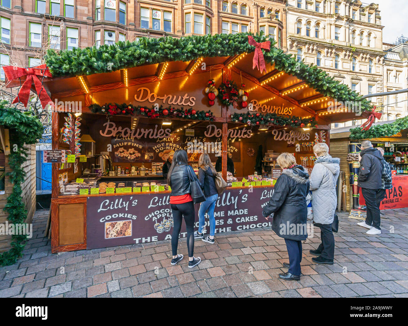 Glasgow Mercatino di Natale 2019 in St Enoch Square Glasgow Scozia con Lilly allo stand Foto Stock