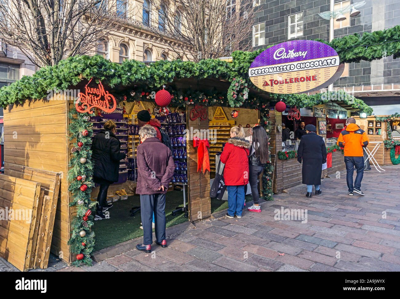 Glasgow Mercatino di Natale 2019 in St Enoch Square Glasgow Scozia con bancarelle di vendita di alimenti e bevande Foto Stock