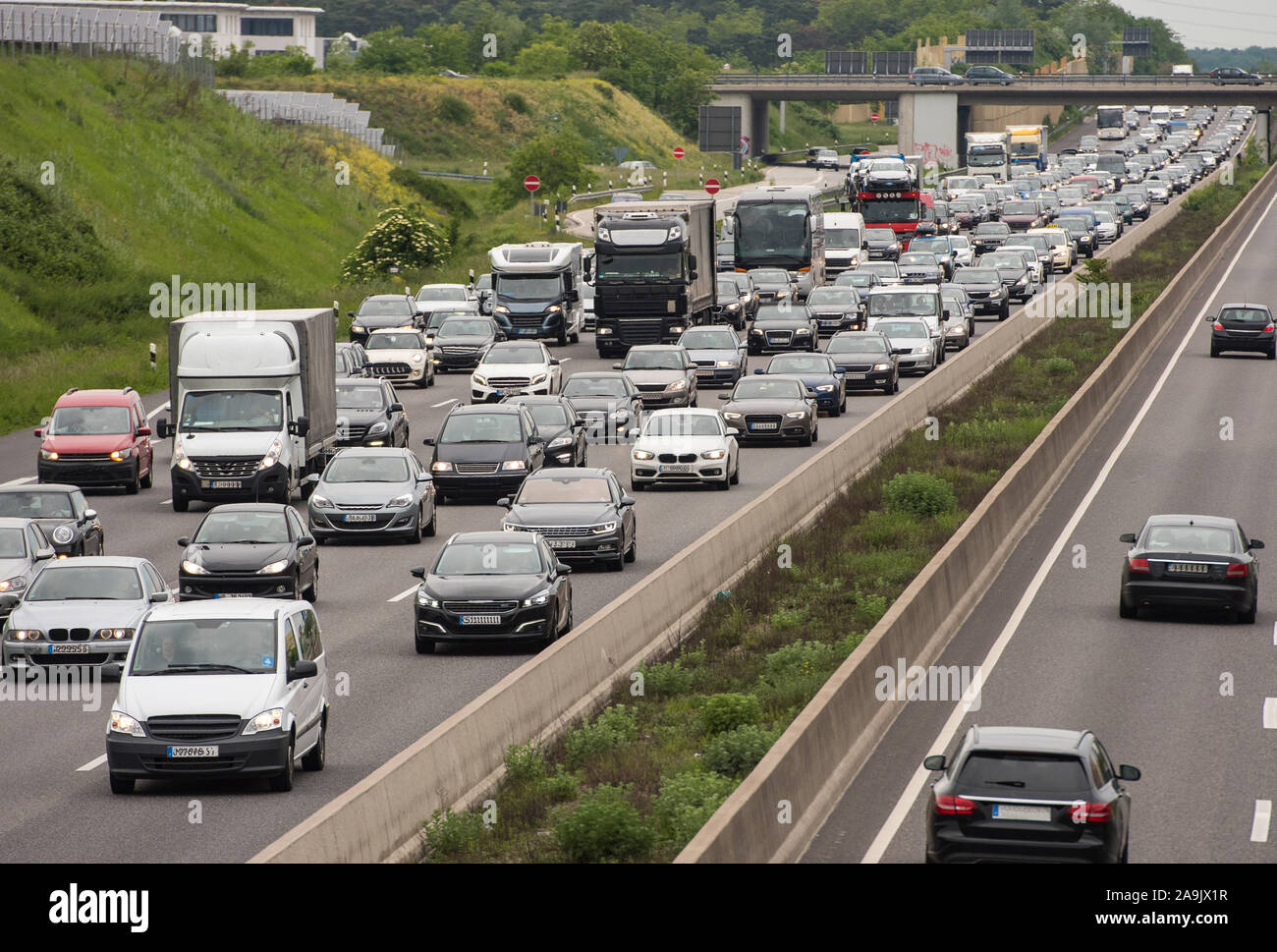 Inceppamento di traffico durante le ore di punta su autostrada Foto Stock