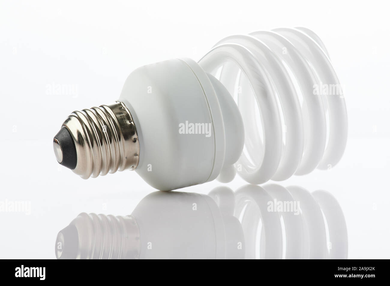 Luce a risparmio energetico la lampadina isolato su sfondo per studio Foto Stock