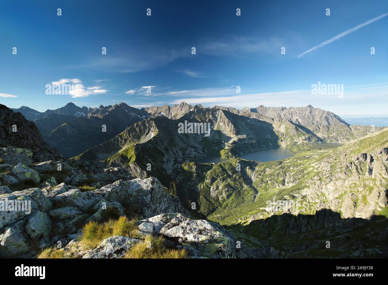 Vista panoramica sui monti Tatra. I Monti Tatra sono le vette più alte dei Carpazi sulla frontiera polacco-slovacca. Foto Stock