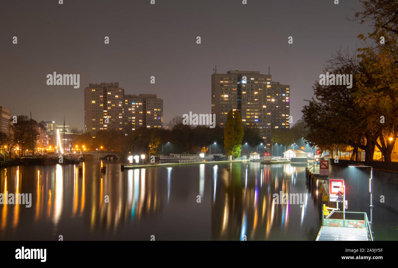 Berlino, Germania. Xvi Nov, 2019. Le luci dei grattacieli sulla Fischerinsel sono riflesse in serata nel Spree. Sulla destra si può vedere il Mühlendammschleuse, sulla sinistra il porto storico di Berlino. Credito: Paolo Zinken/dpa/Alamy Live News Foto Stock