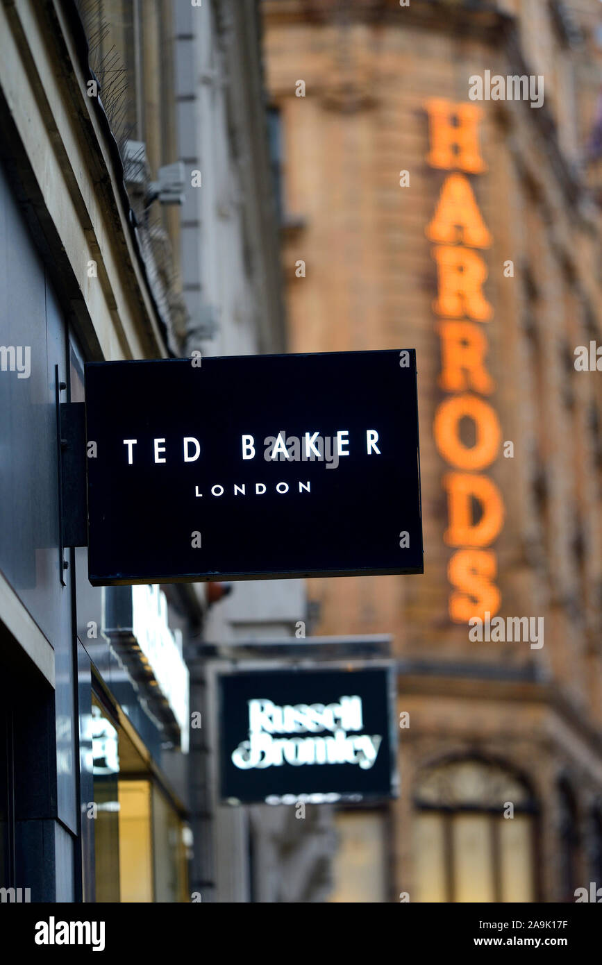 Londra, Inghilterra, Regno Unito. Ted Baker, Russel & Bromley e Harrods insegne in Knightsbridgs Foto Stock