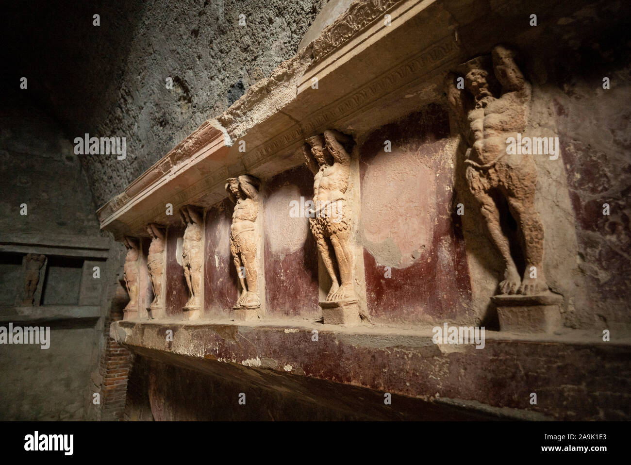 Pompei. L'Italia. Sito archeologico di Pompei. Tepidarium nelle Terme del Foro (Bagni Forum), le pareti sono rivestite con nicchie per unguenti e asciugamano Foto Stock