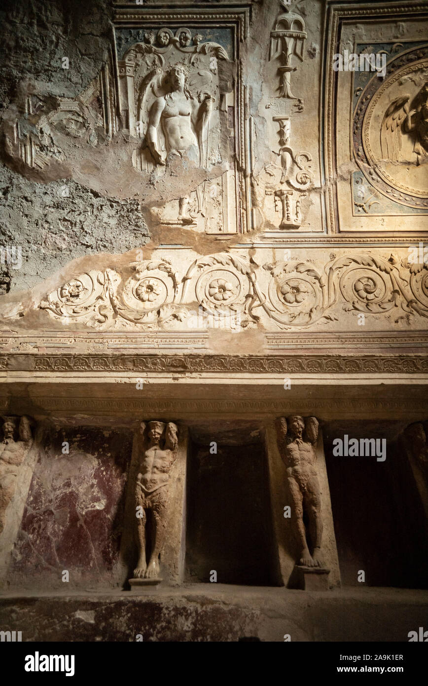 Pompei. L'Italia. Sito archeologico di Pompei. Tepidarium nelle Terme del Foro (Bagni Forum), le pareti sono rivestite con nicchie per unguenti e asciugamano Foto Stock