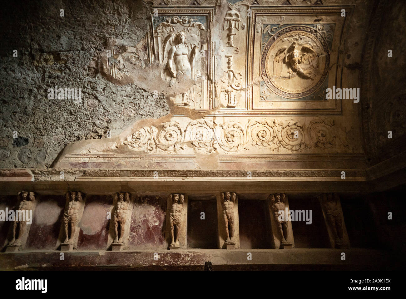 Pompei. L'Italia. Sito archeologico di Pompei. Tepidarium nelle Terme del Foro (Bagni Forum), le pareti sono rivestite con nicchie per unguenti e asciugamano Foto Stock