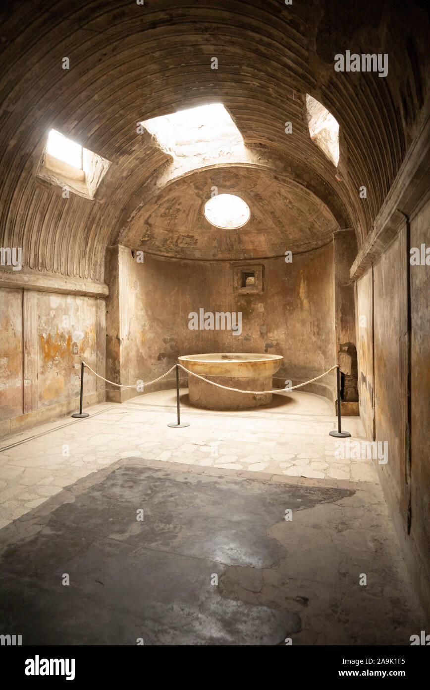 Pompei. L'Italia. Sito archeologico di Pompei. Calidarium di uomini della sezione nelle Terme del Foro (Bagni Forum), con il labrum (bacino). Regio VI Foto Stock