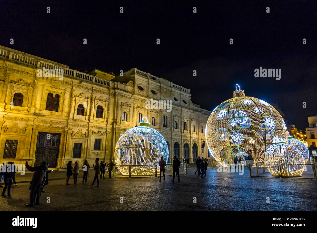 Siviglia, Spagna - 14 dicembre 2017: la gente cammina vicino al illuminato decorazioni di Natale su San Francisco Square nel centro della città di Siviglia, Spagna Foto Stock