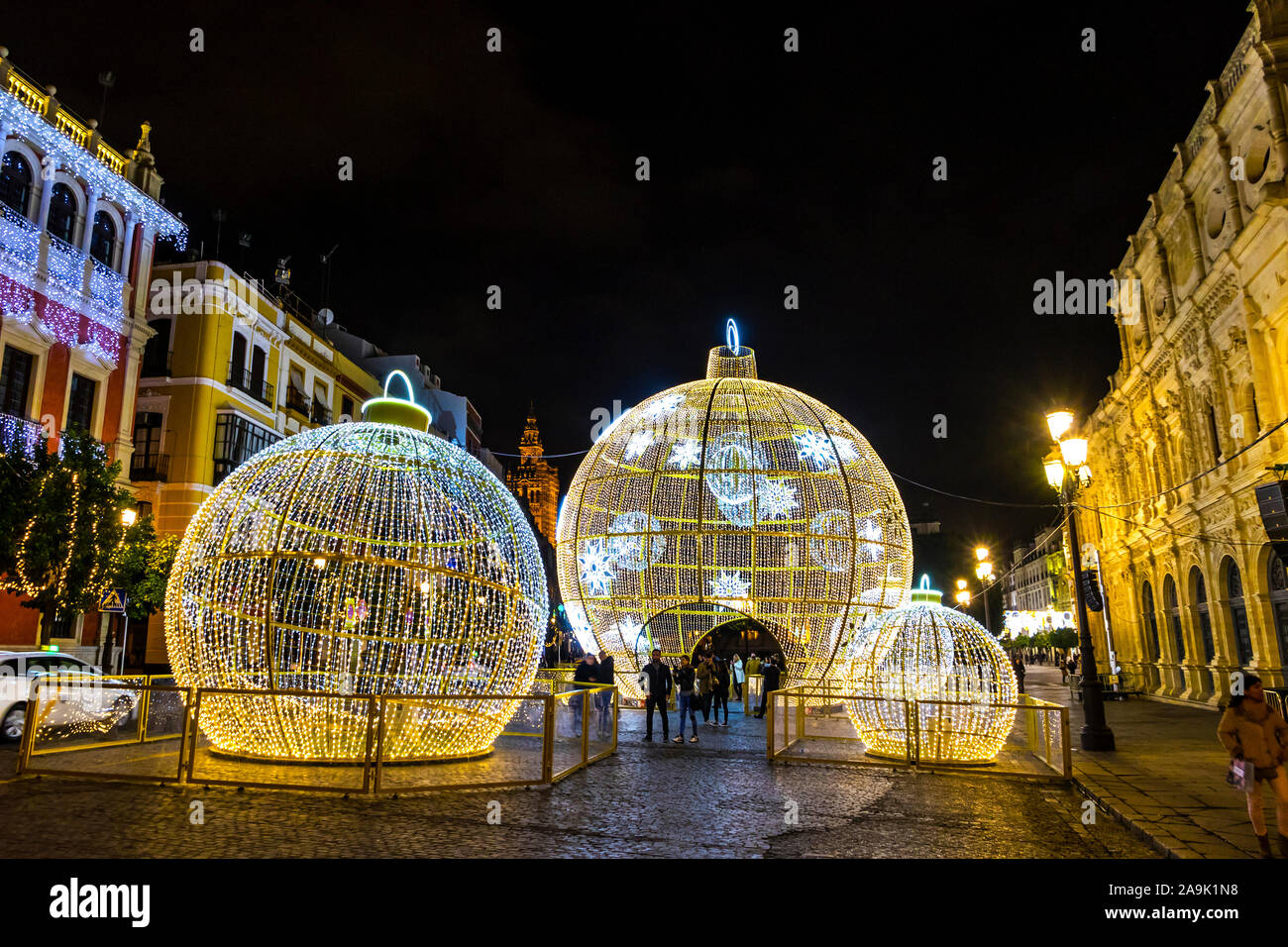 Siviglia, Spagna - 14 dicembre 2017: la gente cammina vicino al illuminato decorazioni di Natale su San Francisco Square nel centro della città di Siviglia, Spagna Foto Stock