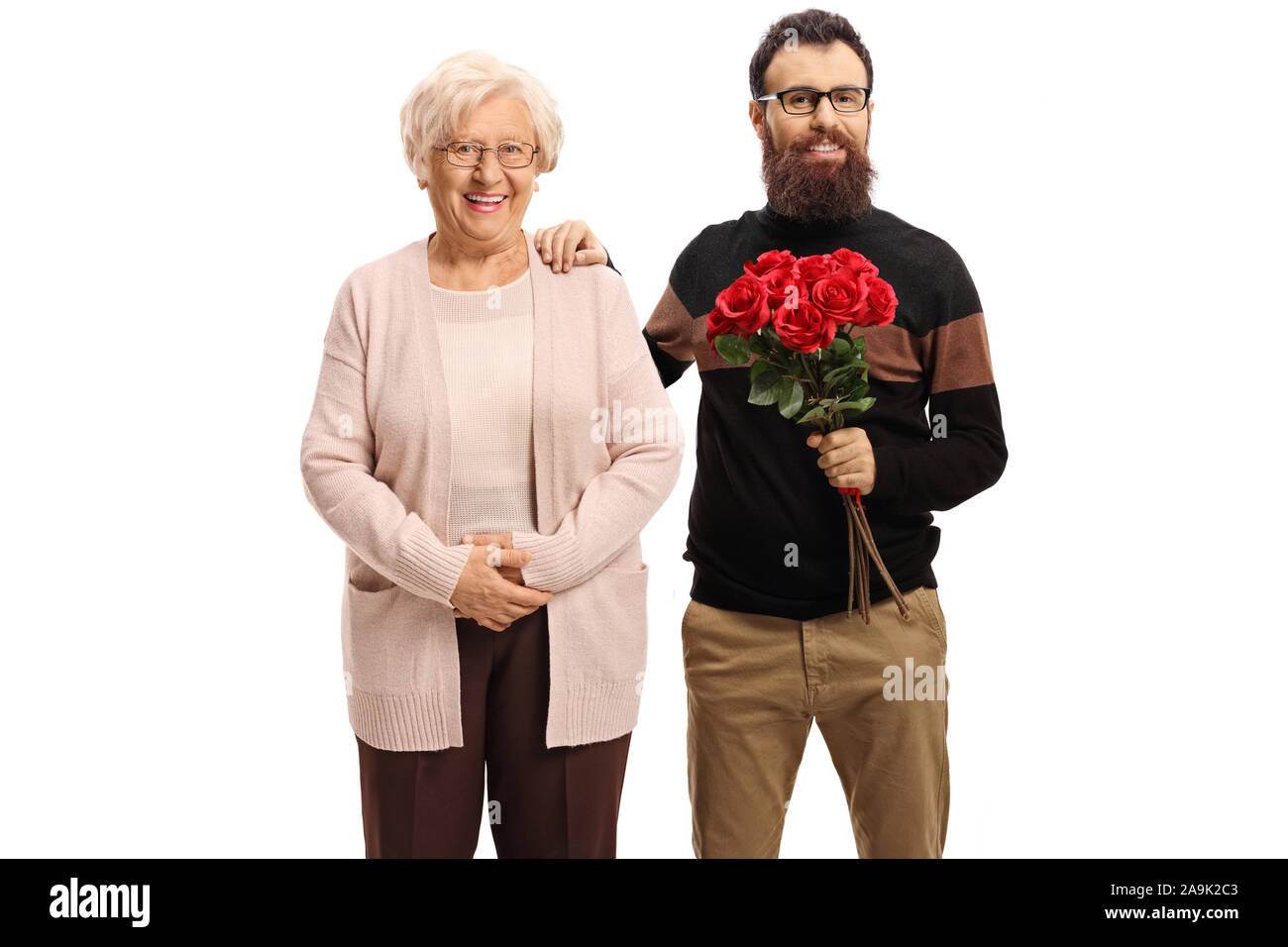 Senior donna e un uomo giovane con un mazzo di rose rosse isolato su sfondo bianco Foto Stock