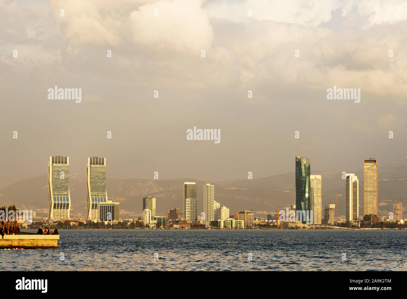 Izmir, Turchia - 2 Marzo 2019: vista del paesaggio di Izmir città di torri che sono; Folkart, Mistral, Ege Perla e Bayrakli Tower con mare nuvole e mo Foto Stock