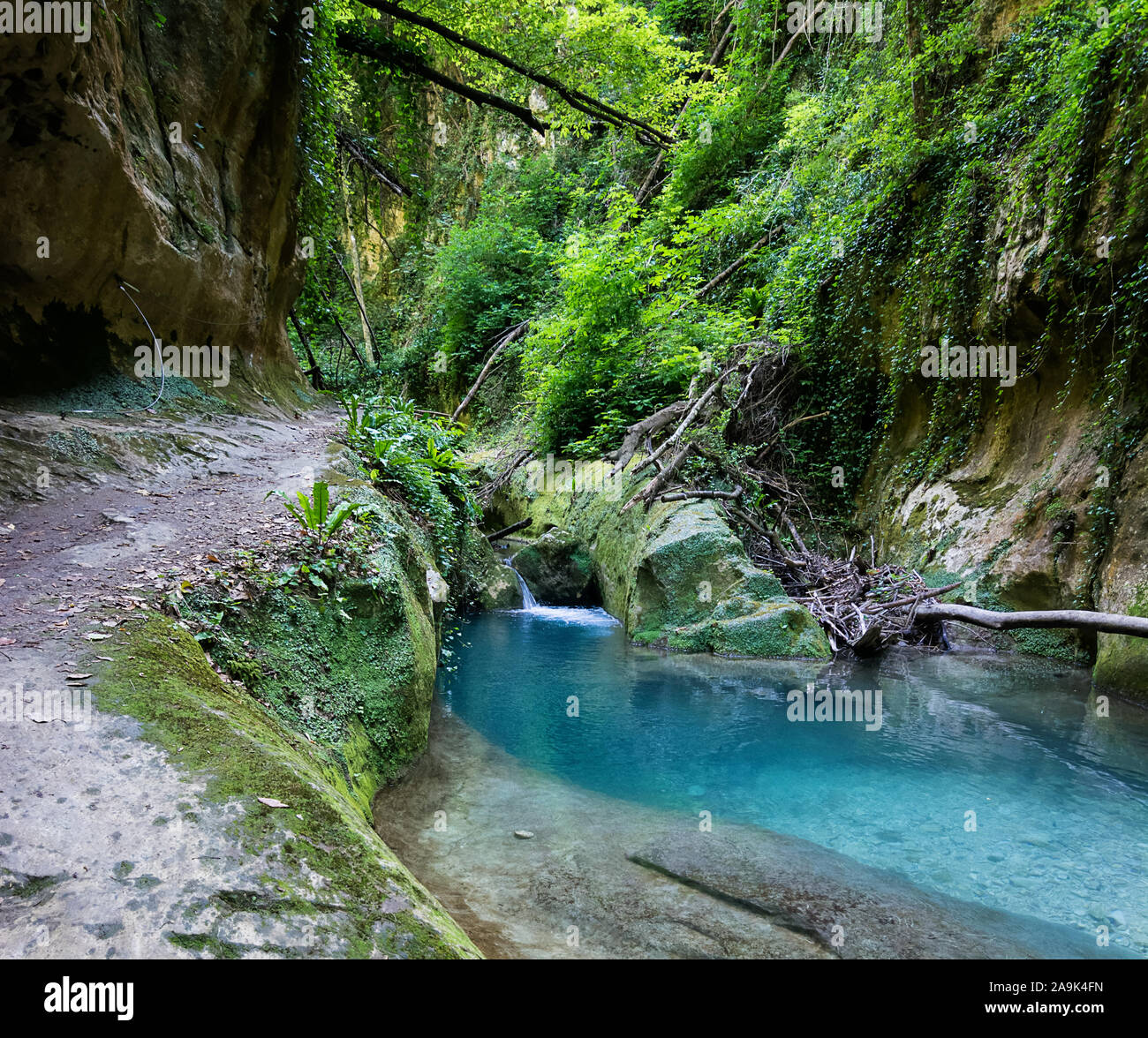 Valle del fiume Alento a Serramonacesca (Italia): piccolo lago delimitata  dal percorso Foto stock - Alamy