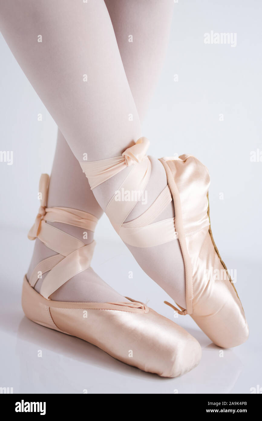 Dettaglio dei piedi con raso rosa pointe le scarpe di una ballerina  classica in posa Foto stock - Alamy