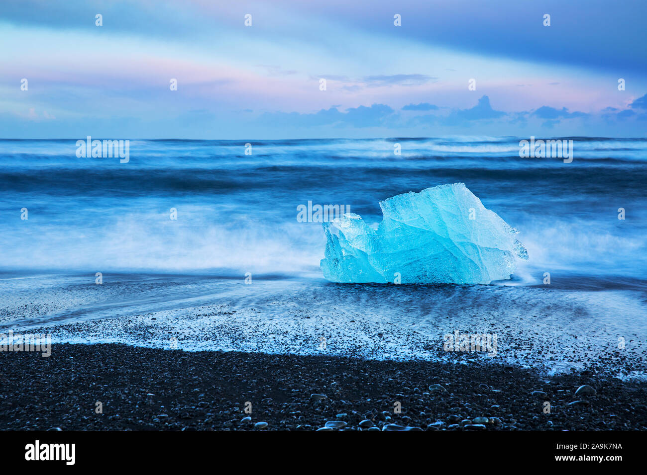 L'Islanda, la famosa spiaggia nera con gli iceberg noto anche come spiaggia di Diamante, Jokulsarlon laguna glaciale, bella serata paesaggio Foto Stock
