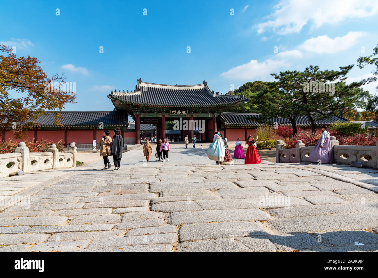Seoul, Corea del Sud - Novembre 05, 2019: turisti al palazzo di Changdeokgung durante la stagione autunnale. Situato in Jongno-Gu, la sua elencati come patrimonio mondiale Herit Foto Stock