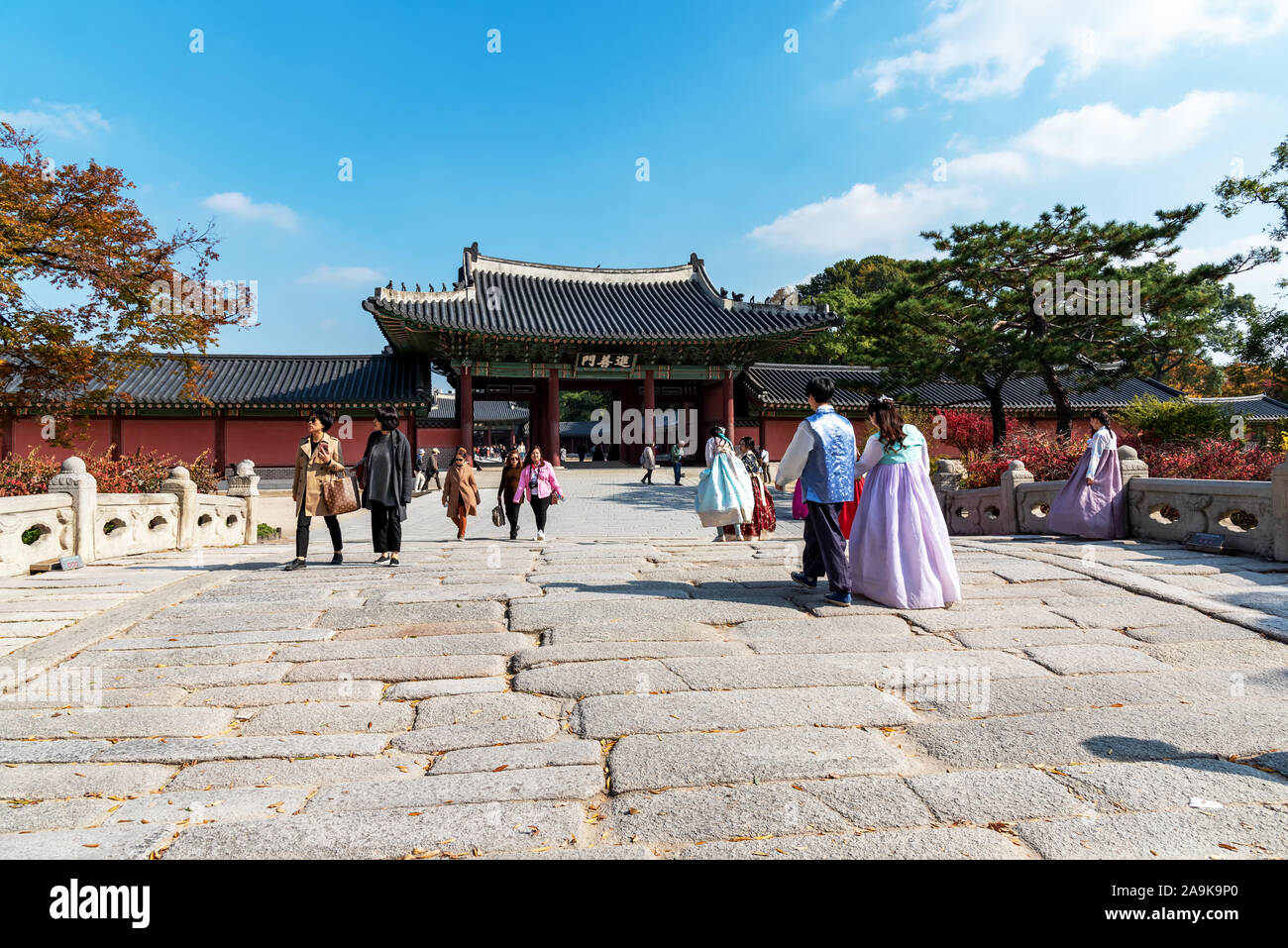 Seoul, Corea del Sud - Novembre 05, 2019: turisti al palazzo di Changdeokgung durante la stagione autunnale. Situato in Jongno-Gu, la sua elencati come patrimonio mondiale Herit Foto Stock