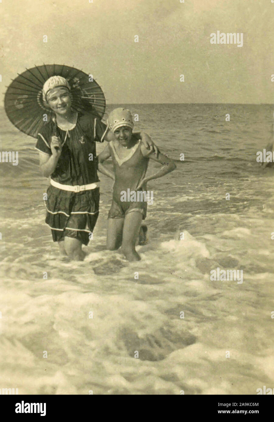 Due donne nuotare nel mare, Italia Foto Stock