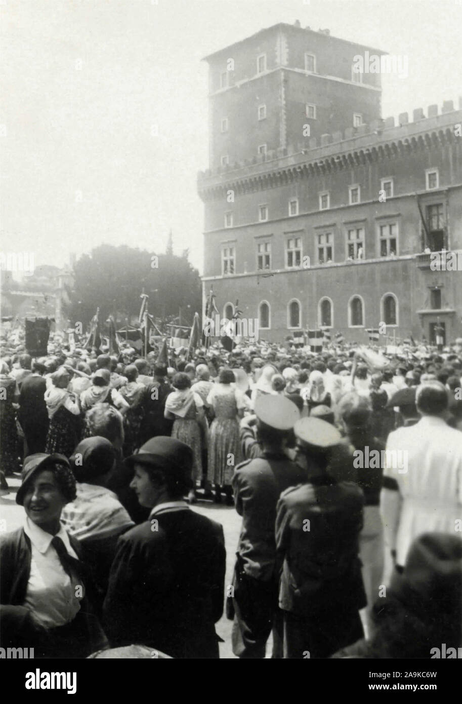 La raccolta delle donne della Roma fascista, Italia Foto Stock