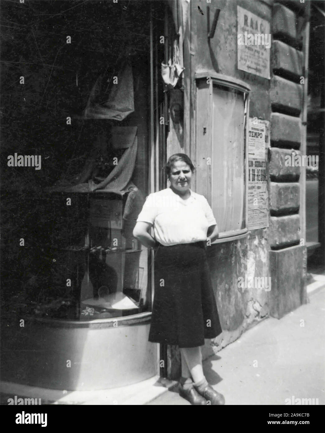La donna al di fuori di un negozio, Italia Foto Stock