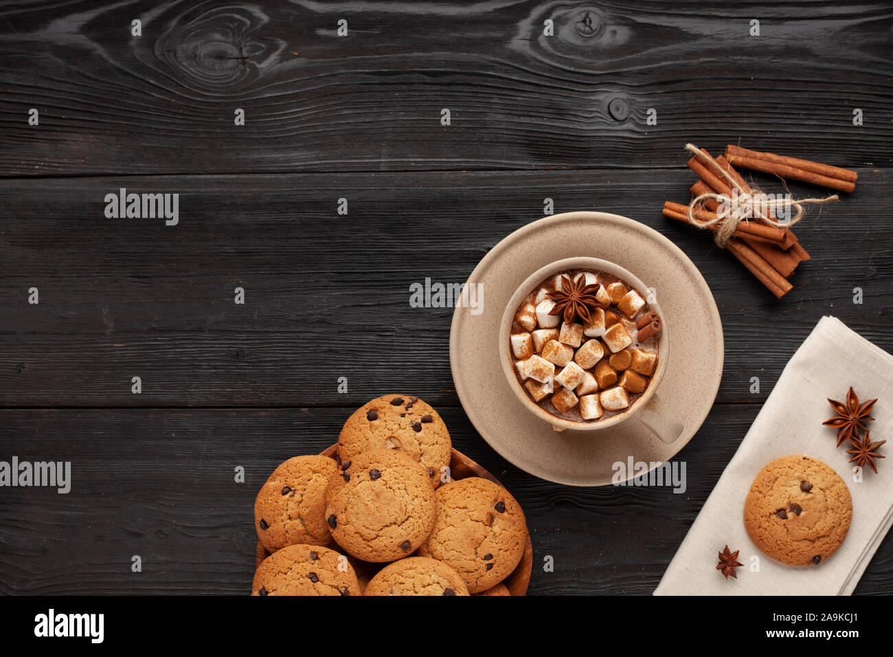 Cioccolata calda e biscotti sul tavolo nero Foto Stock