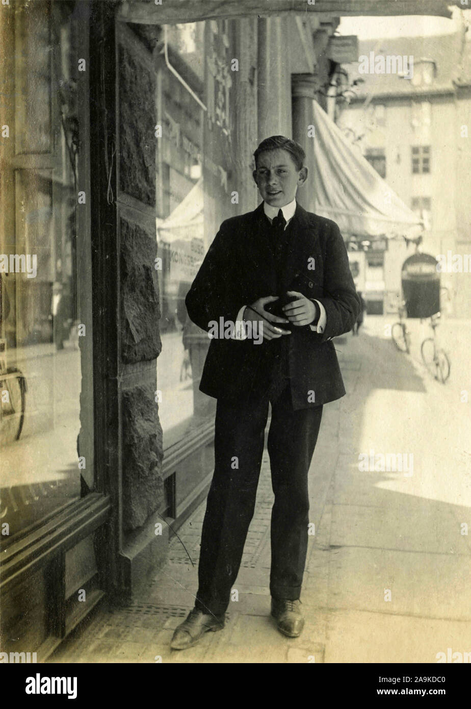 Elegante ragazzo al di fuori di un negozio, Danimarca Foto Stock