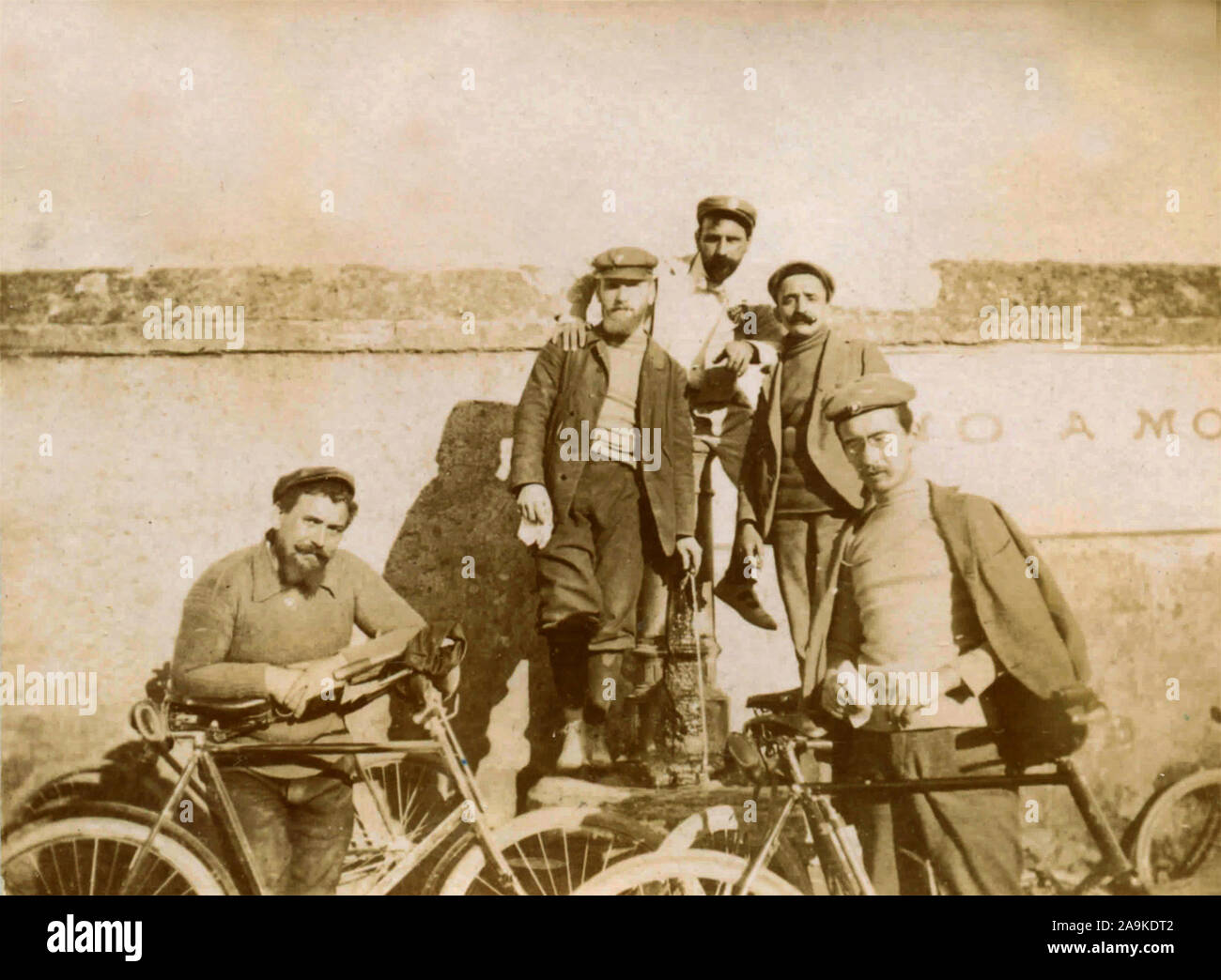 Il gruppo di amici con cappelli e biciclette Foto Stock