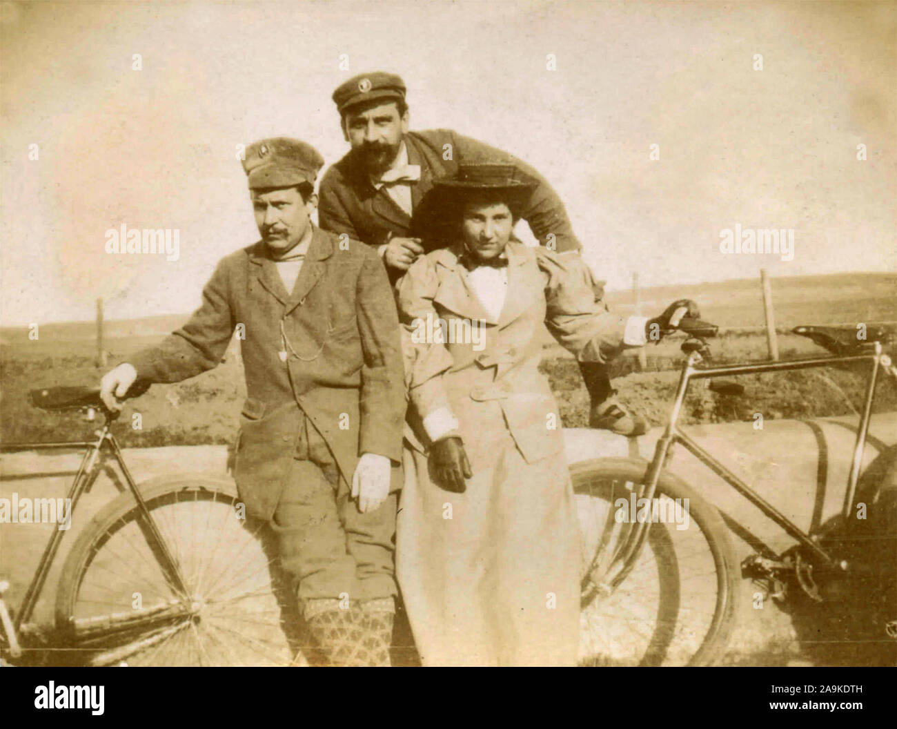 Due uomini e una donna con le biciclette Foto Stock