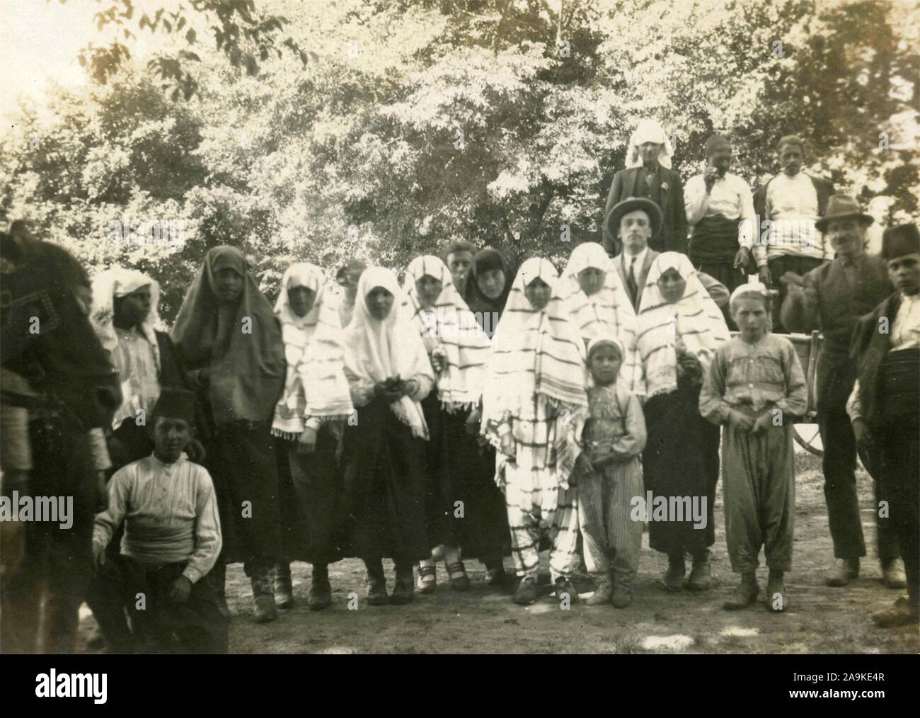 Il gruppo di donne musulmane con un copricapo bianco con strisce nere Foto Stock