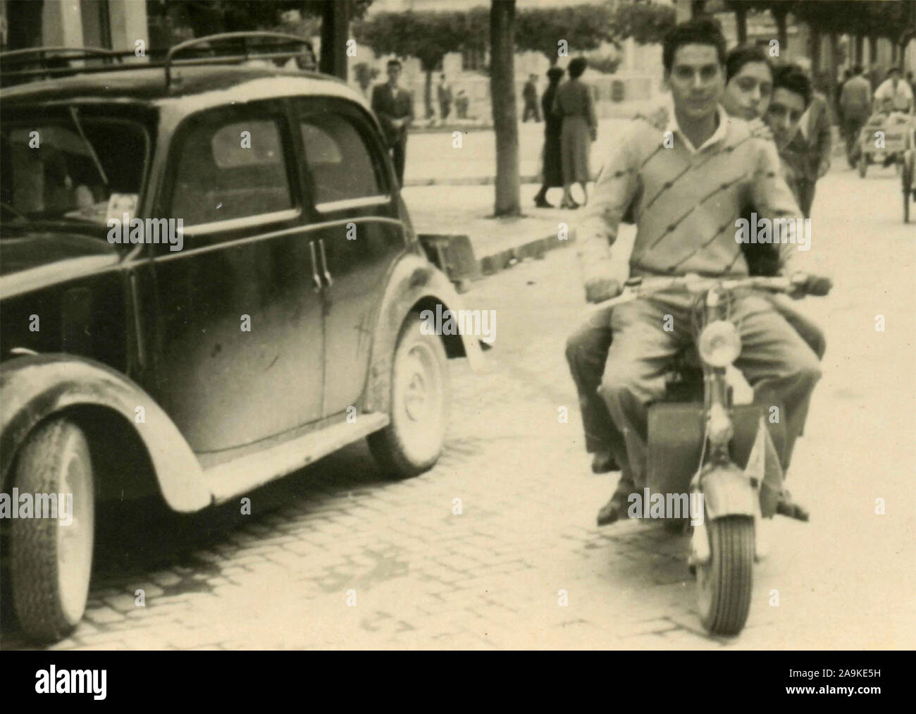 Due ragazzi su una Lambretta Foto Stock
