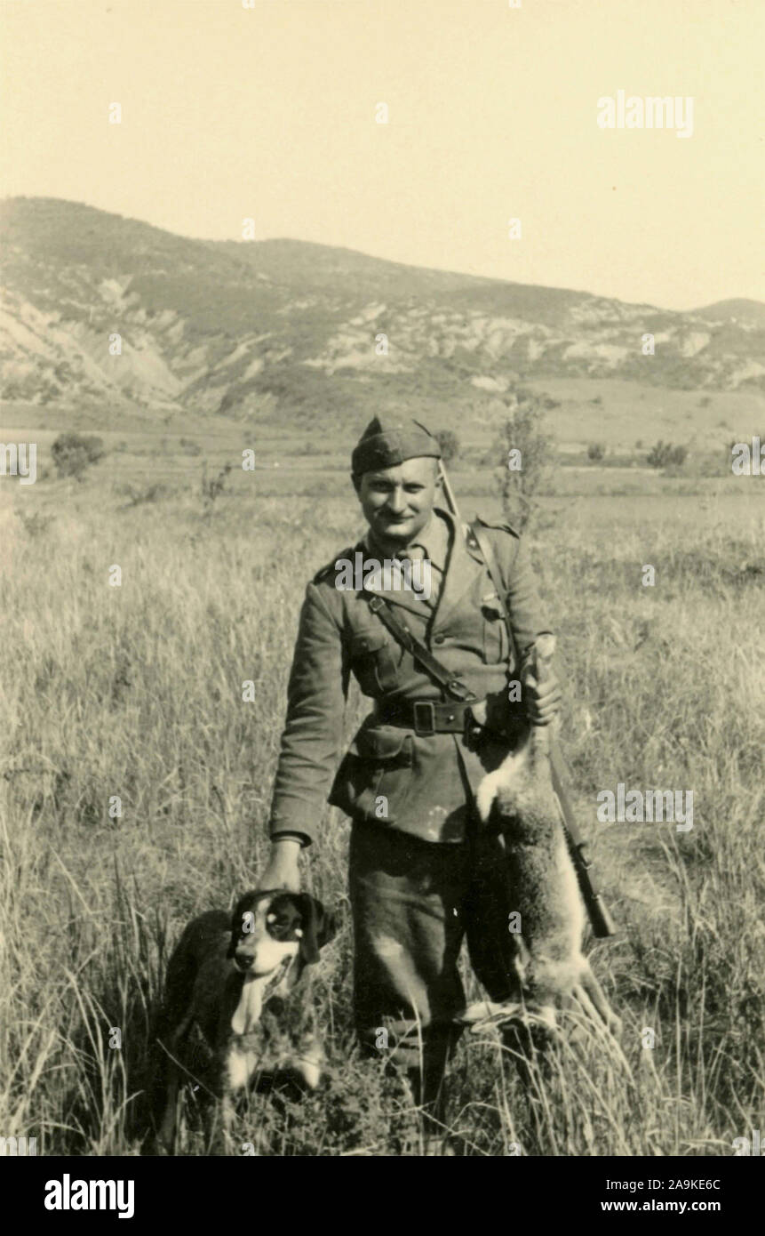 Un soldato dell'esercito italiano in Albania durante la campagna di riconquista Pernet, Albania Foto Stock