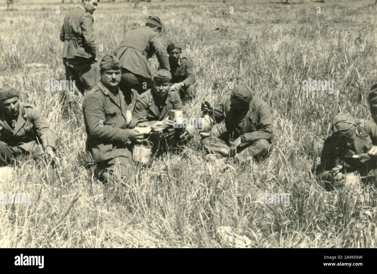 Le truppe di razioni di mangiare durante la campagna per la riconquista Pernet, Albania Foto Stock